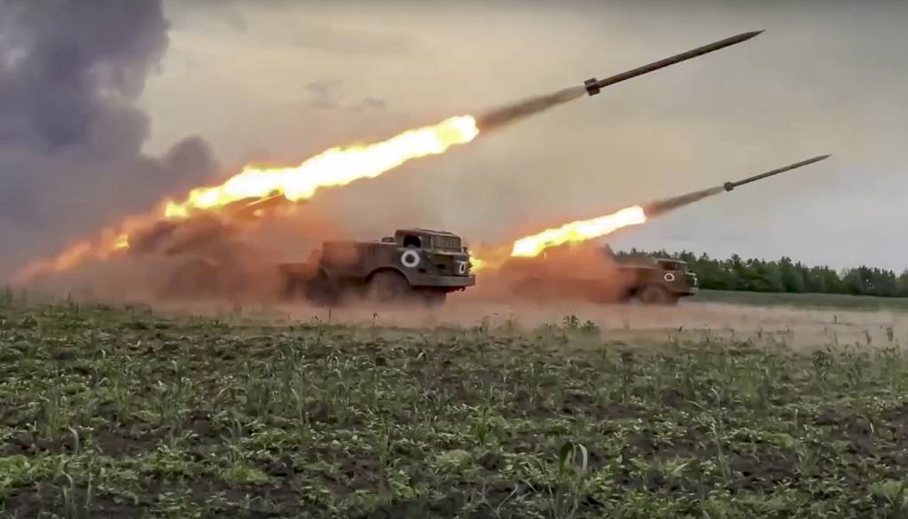 Pháo phản lực Nga khai hỏa tại một địa điểm không xác định ở Ukraine.&nbsp;Ảnh: Bộ Quốc phòng Nga.