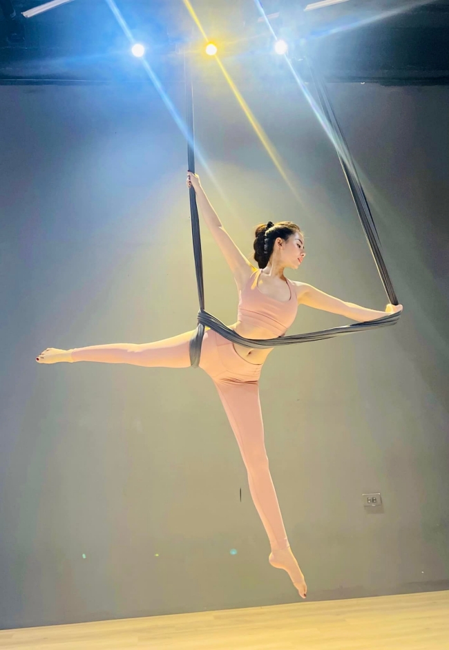 Trên trang cá nhân, Ngọc Mai có chia sẻ những hình ảnh tập luyện. Bộ môn cô lựa chọn là yoga bay. 
