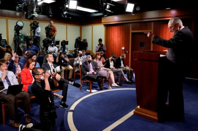 Lãnh đạo đa số Thượng viện Chuck Schumer giới thiệu dự luật 430 tỉ USD tại Điện Capitol. Ảnh: Reuters