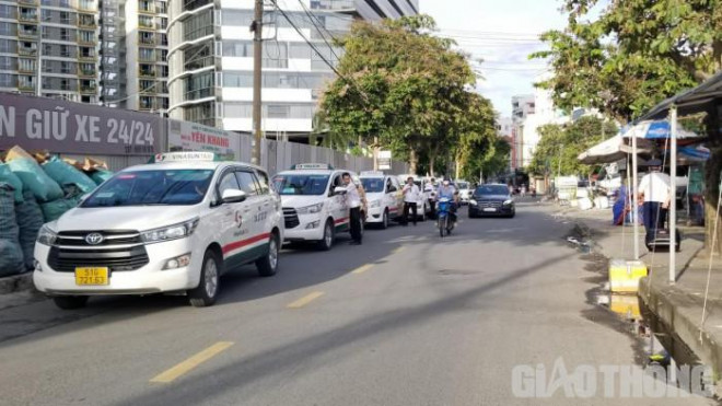 Không có bãi đệm, nhiều tài xế taxi chiếm dụng lòng đường để xếp tài trên tuyến đường Bạch Đằng, quận Tân Bình chờ vào sân bay đón khách. Việc này kéo dài thời gian đón khách và gây áp lực giao thông lên các tuyến đường quanh sân bay.
