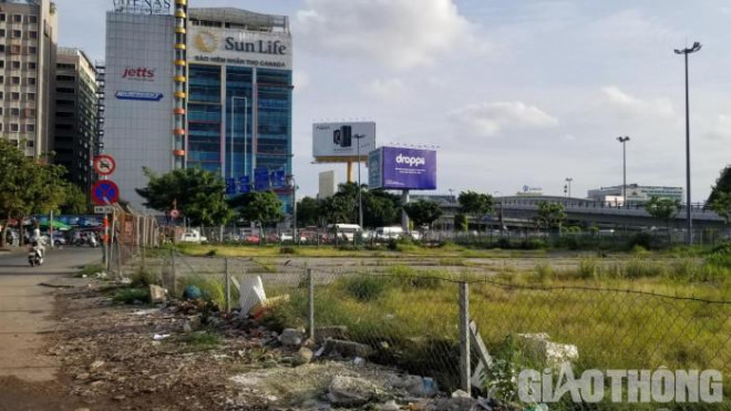 Khu đất bỏ hoang nằm ở vị trí đắc địa - cửa ngõ sân bay Tân Sơn Nhất và được xem như đất "vàng" khi xung quanh đã bị "bao vây" bởi rất nhiều cao ốc.