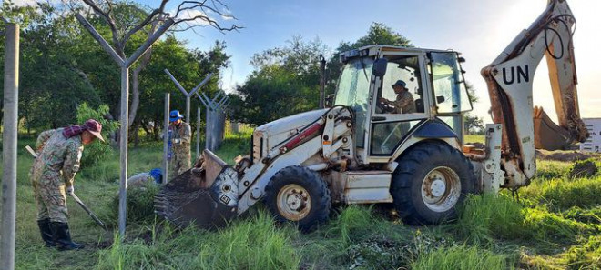 Phân đội thực hiện xây dựng 380 m hàng rào bảo vệ bao gồm chôn 127 cột chữ Y, 126 cột chữ I và 1 cổng ra vào rộng 5 m - Ảnh: Đội Công binh