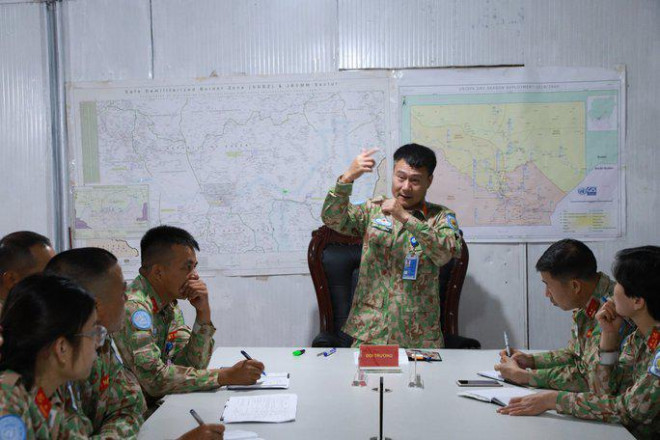 Đại tá Mạc Đức Trọng cùng Ban chỉ huy Đội Công binh triển khai nhiệm vụ cho Lực lượng đi thực hiện nhiệm vụ tại Abu Quasa - Ảnh: Đội Công binh