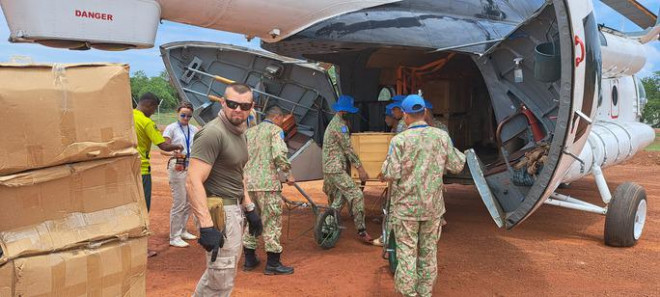 Đại tá Mạc Đức Trọng cùng Ban chỉ huy Đội Công binh triển khai nhiệm vụ cho Lực lượng đi thực hiện nhiệm vụ tại Abu Quasa - Ảnh: Đội Công binh