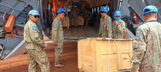 Đại tá Mạc Đức Trọng cùng Ban chỉ huy Đội Công binh triển khai nhiệm vụ cho Lực lượng đi thực hiện nhiệm vụ tại Abu Quasa - Ảnh: Đội Công binhĐại tá Mạc Đức Trọng cùng Ban chỉ huy Đội Công binh triển khai nhiệm vụ cho Lực lượng đi thực hiện nhiệm vụ tại Abu Quasa - Ảnh: Đội Công binhĐại tá Mạc Đức Trọng cùng Ban chỉ huy Đội Công binh triển khai nhiệm vụ cho Lực lượng đi thực hiện nhiệm vụ tại Abu Quasa - Ảnh: Đội Công binh