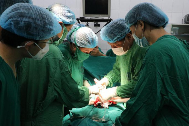 Phẫu thuật mổ lấy thai cho sản phụ vỡ tử cung