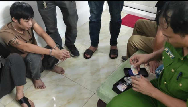 Công an huyện Bố Trạch đang tiến hành tạm giữ hình sự đối tượng Trương Anh Tuấn về hành vi mua bán trái phép chất ma túy - Ảnh: Công an Quảng Bình