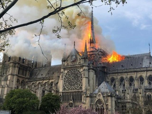 Thông tin gây sốc về Nhà thờ Đức Bà Paris bị thiêu rụi