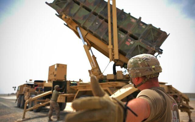 Binh sĩ Mỹ điều chỉnh khẩu đội tên lửa Patriot. Ảnh: AP