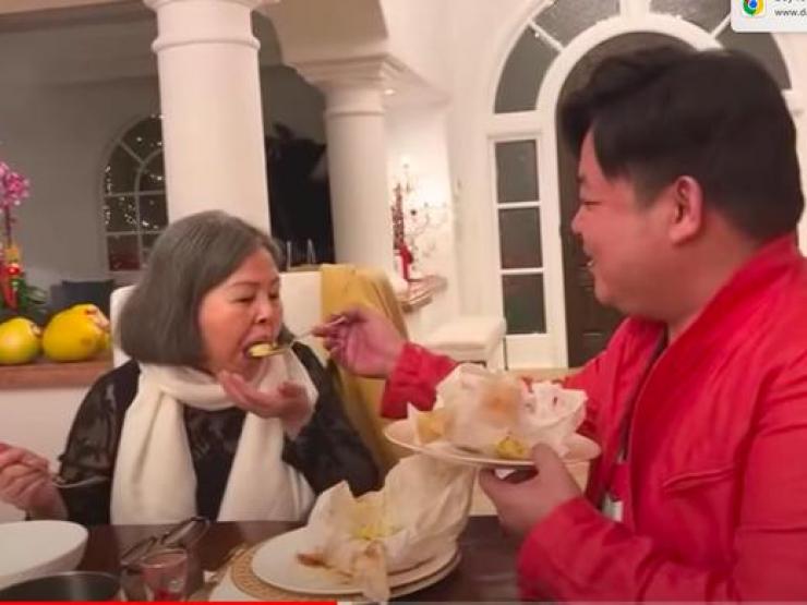 Đời sống Showbiz - Mẹ ca sĩ Quang Lê đông fan không kém con trai