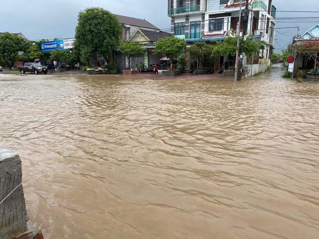 Từ trưa đến chiều nay (8/8), tại Hà Tĩnh có mưa lớn, đặc biệt tại thị xã Kỳ Anh mưa lớn kéo dài đã khiến nhiều đoạn đường bị ngập cục bộ.