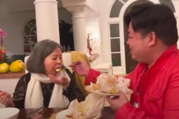 Mẹ ca sĩ Quang Lê đông fan không kém con trai