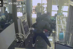 Phi thường - kỳ quặc - VIDEO: Đột nhập tiệm vàng giữa ban ngày, trộm 2 triệu USD trang sức trong 1 phút