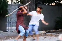 Clip hài hước - Cười sặc với thanh niên lầy lội mang gậy ra đường troll người khác