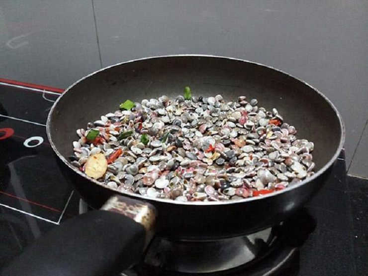 Vào thời điểm này, đi đến đâu, nhất là ở những khu chợ lớn, cũng có thể thấy từng thau ốc ruốc cỡ đại được nấu sả thơm phưng phức, bày bán khắp mọi nơi.
