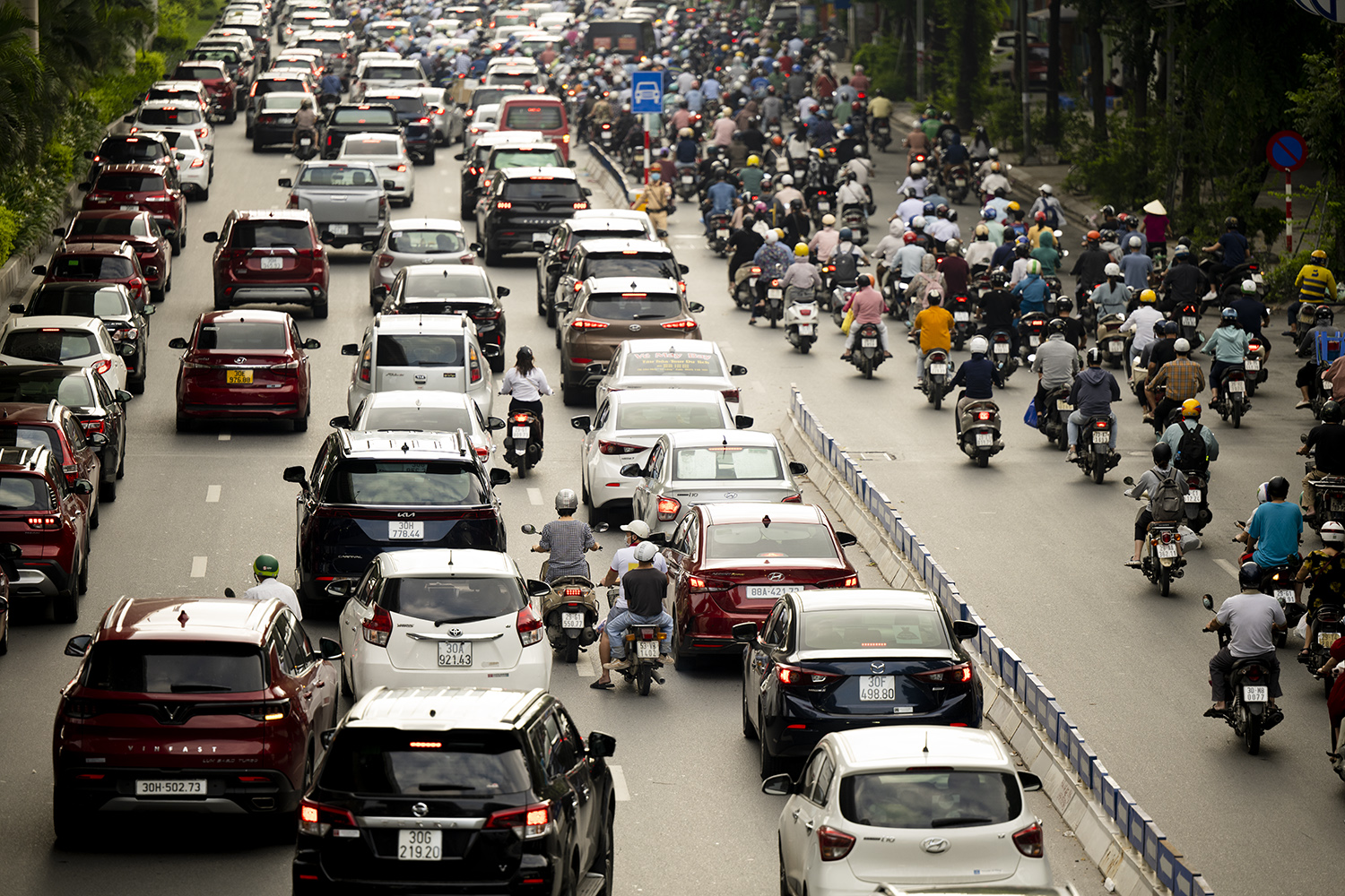 Vào sáng ngày 6/8 Sở GTVT Hà Nội đã tổ chức phân làn phương tiện trên đường Nguyễn Trãi (đoạn từ hầm chui Khuất Duy Tiến – Ngã Tư Sở) để tách ô tô, xe máy đi làn riêng.