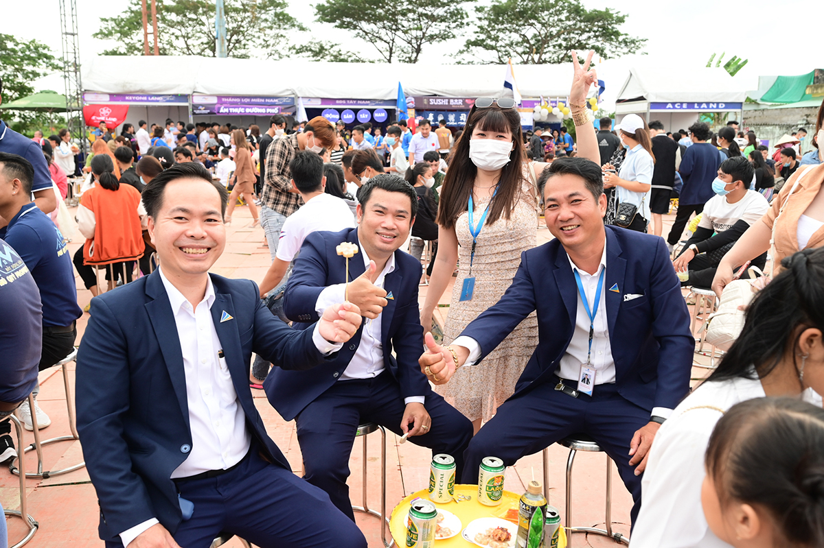 Các gian hàng buôn bán trong sự kiện, mô phỏng hoạt động Phố thương mại không ngủ Sài Gòn Town trong tương lai