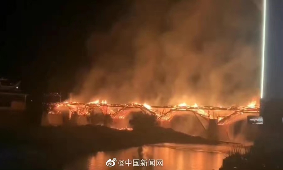 Cầu Vạn An bị lửa thiêu rụi vào tối ngày 7/8.