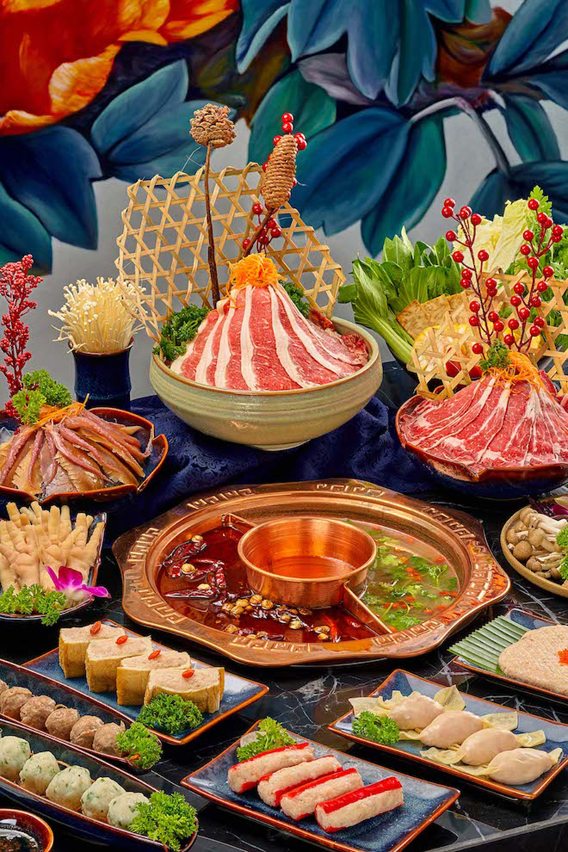 Lẩu gà thảo mộc được chắt lọc từ 26 loại thảo mộc: thục địa, kỷ tử, táo đỏ... hỗ trợ sáng mắt, chống lão hóa, tăng cường hệ miễn dịch