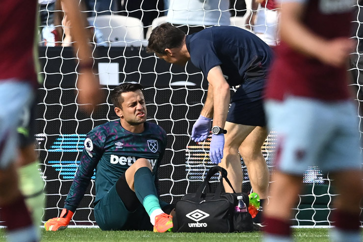Thủ thành người Ba Lan Lukasz Fabianski đã không thể tiếp tục thi đấu