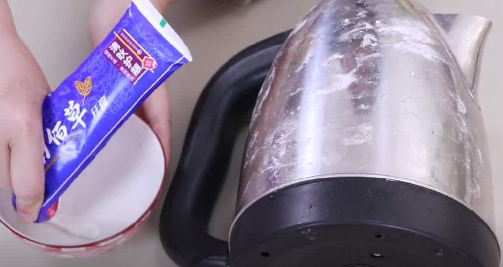 Ấm siêu tốc có cặn bẩn dày đến đâu, cách này dễ dàng lấy ra trong 5 phút - 2
