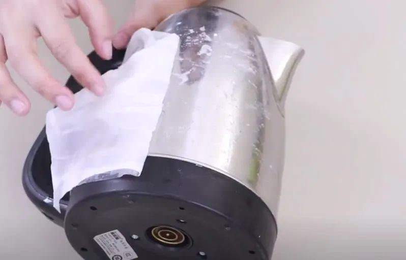 Ấm siêu tốc có cặn bẩn dày đến đâu, cách này dễ dàng lấy ra trong 5 phút - 6