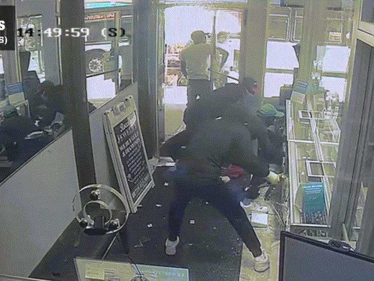 Phi thường - kỳ quặc - VIDEO: Đột nhập tiệm vàng giữa ban ngày, trộm 2 triệu USD trang sức trong 1 phút