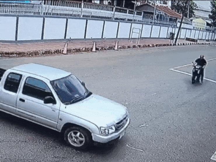 Media - Clip: Lao vào hông ô tô, người đàn ông có màn "hạ cánh" khó tin