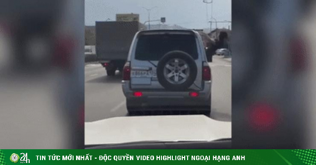 Video: Cô gái nhoài người khỏi cửa kính ô tô uốn éo cơ thể và điều bất ngờ xảy ra sau đó