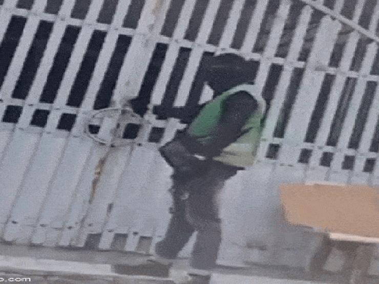 Bạn trẻ - Cuộc sống - Shipper loay hoay tìm cách đưa hàng vào sân cho khách, phát hiện sau đó khiến anh sững sờ