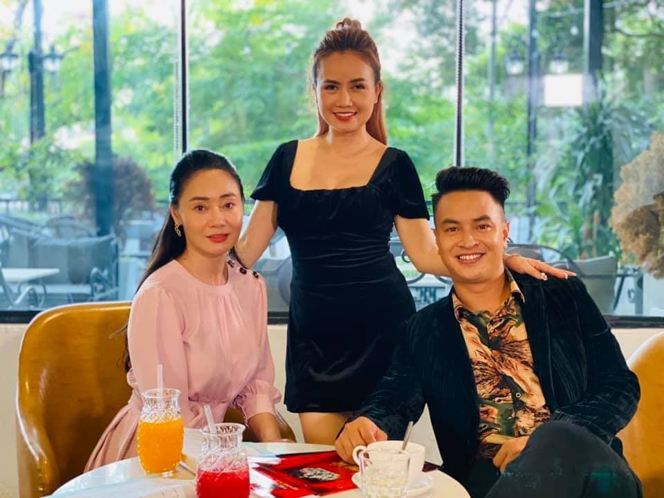 Diễn viên Hoàng Yến (váy đen) đóng cặp cùng trai trẻ trong "Hương vị tình thân"