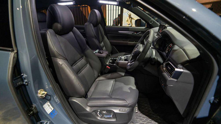 Có tuỳ chọn 6 ghế ở phiên bản 2.2 XDL Exclusive. Nâng cấp điều khiển hành trình tự động (Mazda Radar Cruise Control) có tính năng Stop & Go
