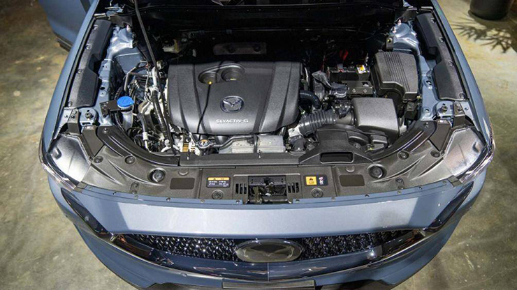 Mazda CX-8 được trang bị khối động cơ dầu (diesel) SkyActiv-D 4 xy lanh, dung tích 2.2L tăng áp, cho công suất tối đa 190 mã lực và mô-men xoắn cực đại 450 Nm
