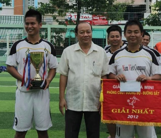 Đại tá Trần Thanh Trà (giữa) trong lần trao giải thưởng bóng đá Phòng CSGT, Công an TP.HCM