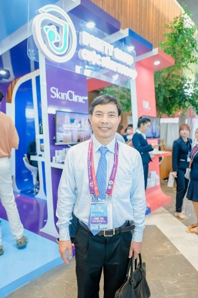 GS.BS Nguyễn Hữu Sáu - Phó Giám đốc Bệnh viện Da liễu Trung ương, Phó Trưởng Bộ môn Da liễu – Trường Đại học Y Hà Nội tham quan gian hàng SkinClinic