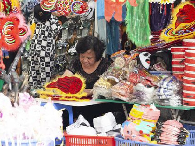 Thị trường - Tiêu dùng - Đồ chơi trung thu tràn ngập phố Hàng Mã ngay trong tháng cô hồn