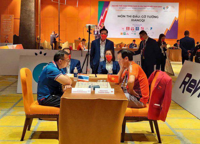 Kỳ thủ Nguyễn Thành Bảo (phải) thi đấu tại SEA Games 31. Ảnh: QUÝ LƯƠNG