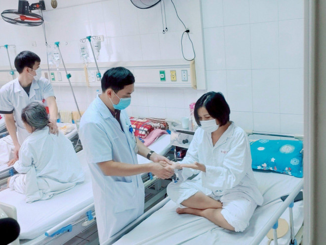 TS Dương Trọng Hiền thăm khám lại cho bệnh nhân sau ca phẫu thuật tăng tiết mồ hôi tay