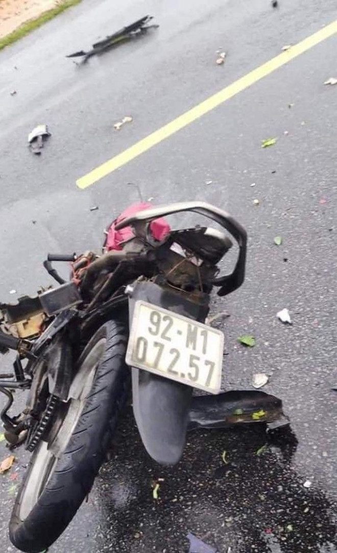 Kinh hãi ôtô tông xe máy gãy đôi ở Quảng Nam - 2