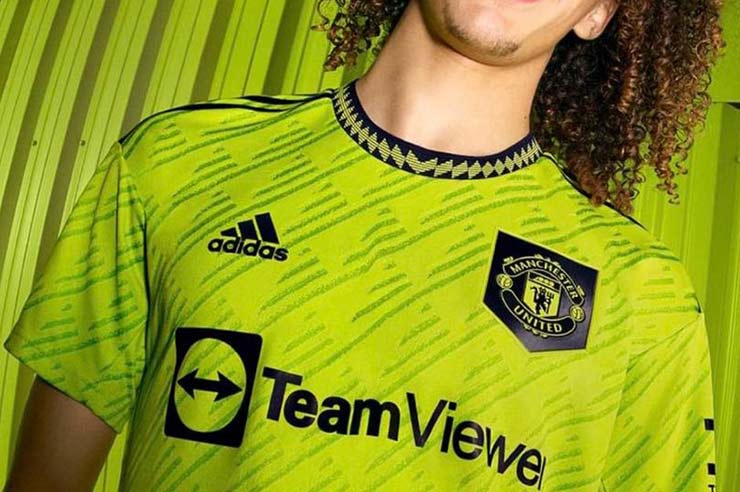 Mẫu áo đấu sân khách màu xanh chuối của MU, mặc bởi Hannibal Mejbri