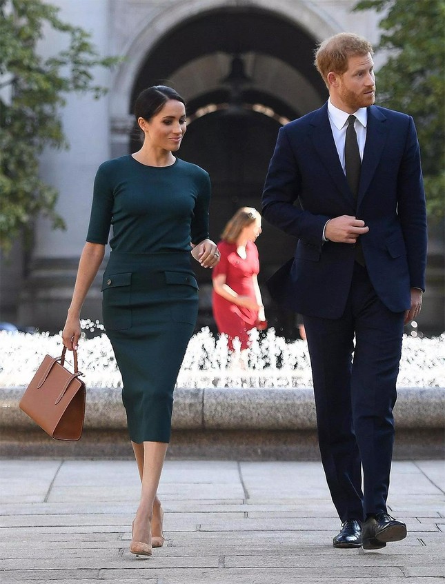 Meghan Markle gợi ý trang phục công sở phong cách &#34;nữ tổng tài&#34; cho các chị em - 4