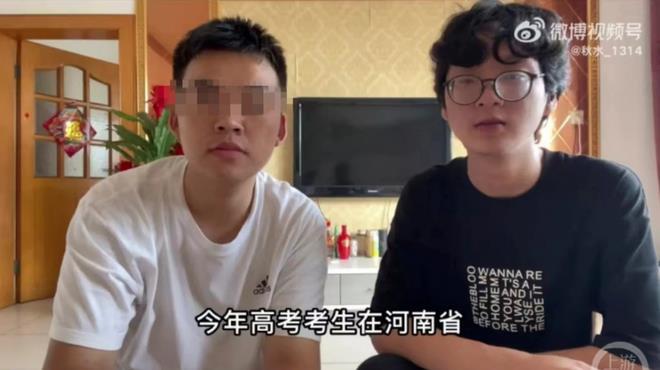Zhang Zhiming (áo đen) đăng tải đoạn clip để chia sẻ về hoàn cảnh của mình.