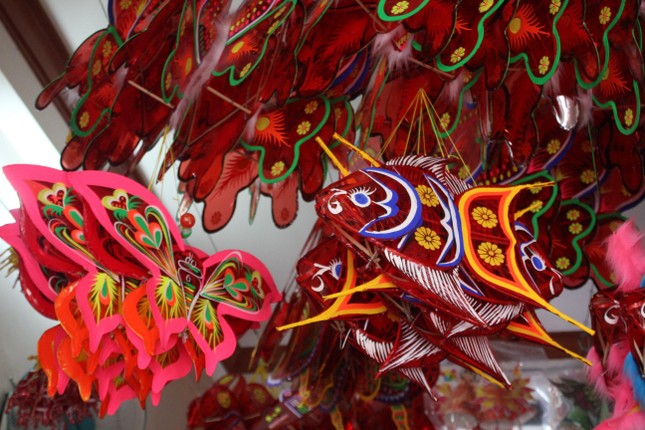 Trước sự ra đời ngày càng mạnh mẽ của những loại lồng đèn điện tử hiện đại, những loại đèn trung thu truyền thống cũng đang tìm đường đi để giữ khách hàng.