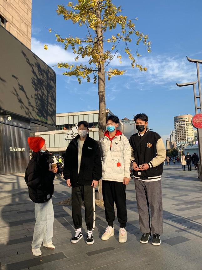 Hình ảnh đằng sau những clip phỏng vấn đường phố triệu views của Zhuzhu.