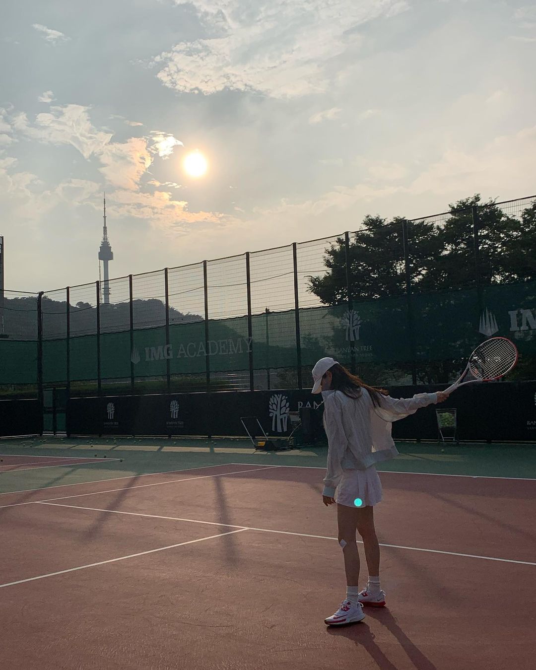 Kim Sarang chia sẻ hình ảnh chơi tennis.