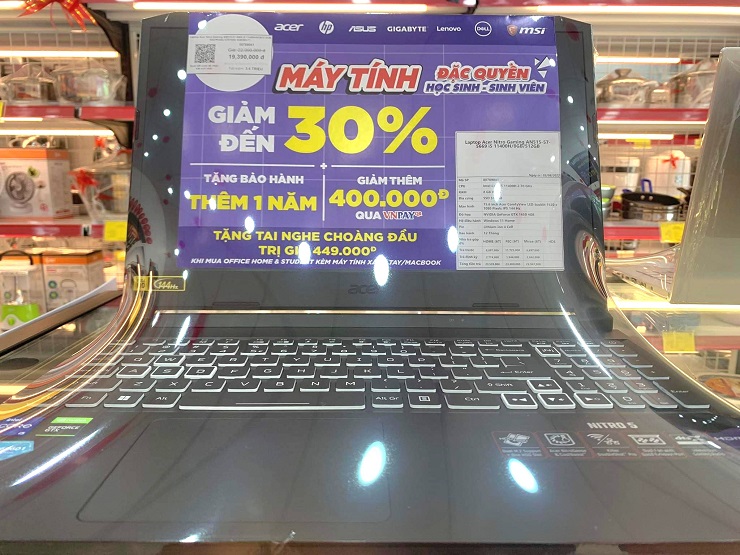 Nhiều siêu thị điện máy đang giảm giá sâu các sản phẩm Laptop.