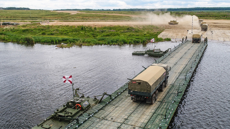 Các phương tiện quân sự vượt sông trên cầu phao ở Alabino, Nga (ảnh: RT)