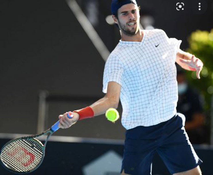 Karen Khachanov vượt khó ở trận ra quân