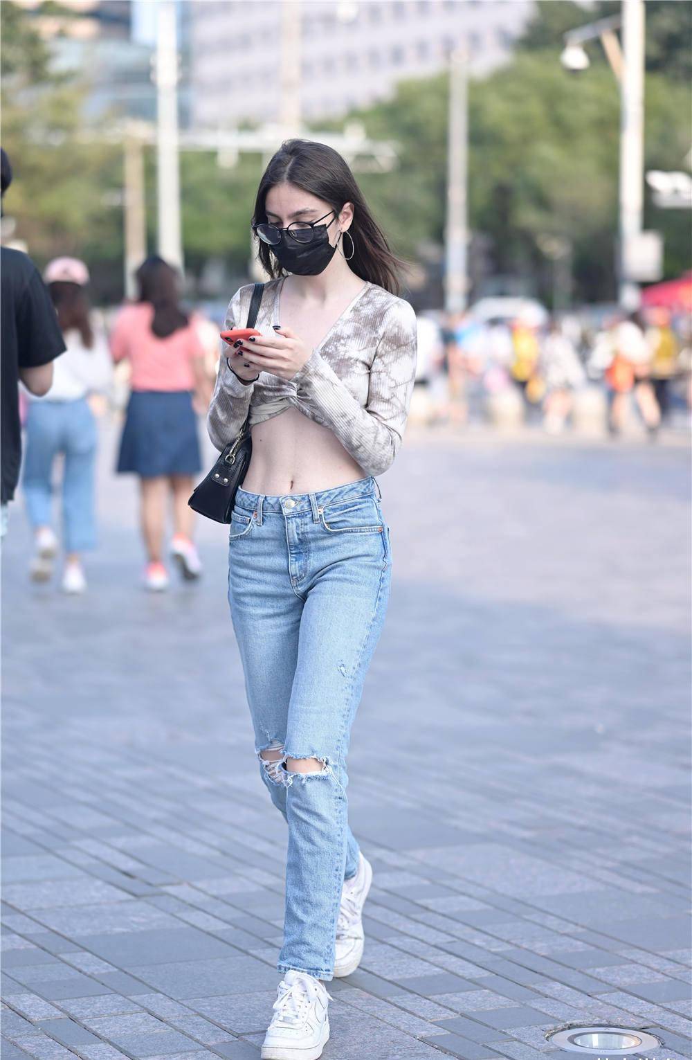 Thiếu nữ Trung Quốc diện đủ loại quần jean xuống phố thu hút ánh nhìn - 1