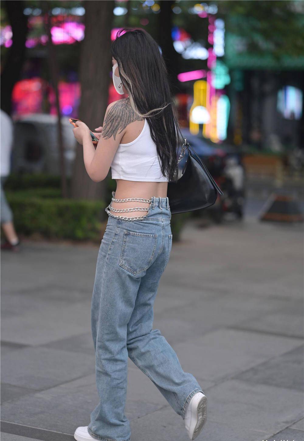 Thiếu nữ Trung Quốc diện đủ loại quần jean xuống phố thu hút ánh nhìn - 7